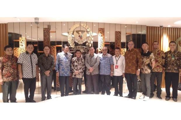 Bupati Gorontalo Nelson...