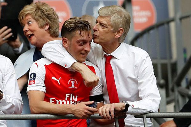 Arsene Wenger Bela Oezil...