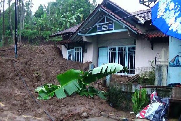 Longsoran Tebing Rusak...
