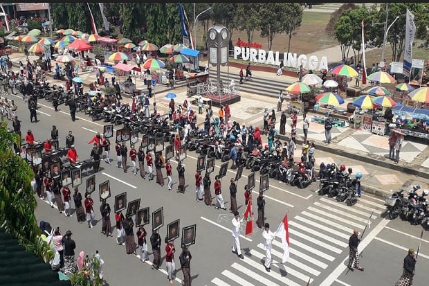 Ribuan Warga Berebut...