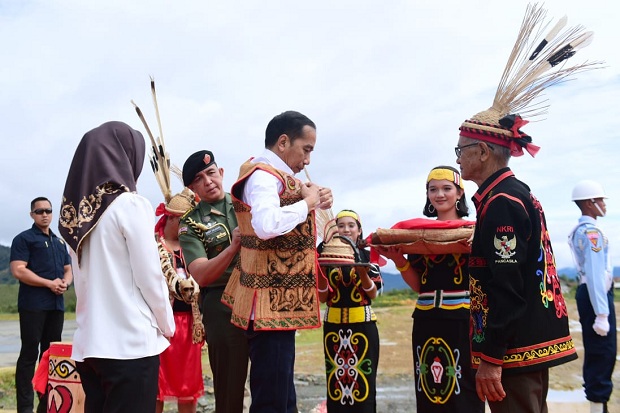 Presiden Jokowi Dianugerahi...