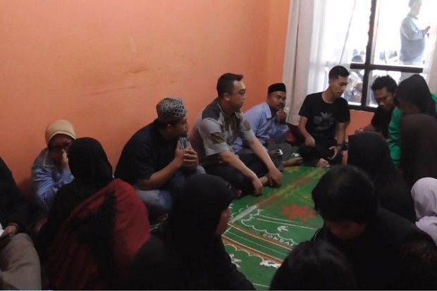 Keluarga Tunggu Kedatangan...
