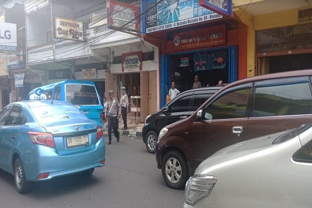 Parkir Sembarangan di...