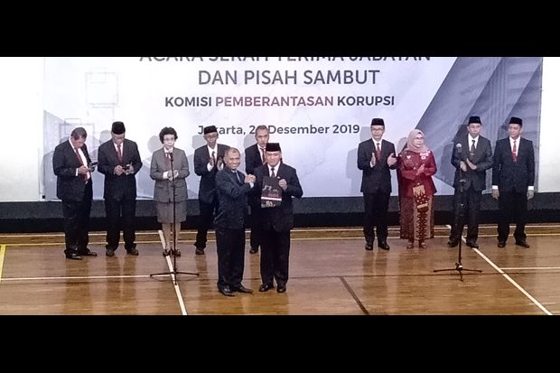 Serahkan Jabatan Ketua...