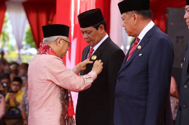 Presiden Anugerahi Gubernur...