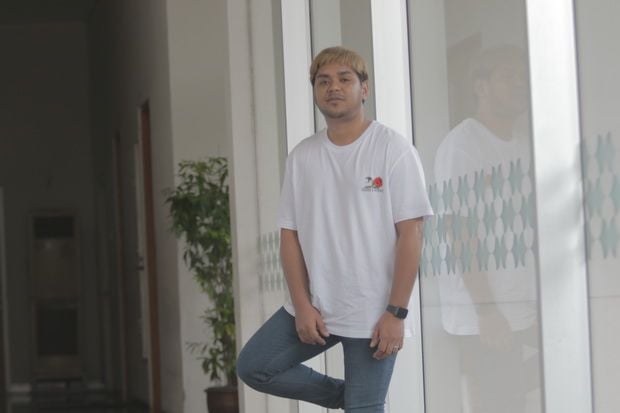 Lewat Tell Me Something,...