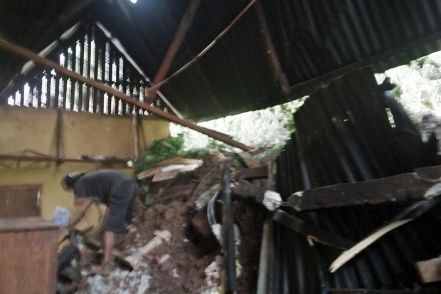 Tanah Longsor di Empat...