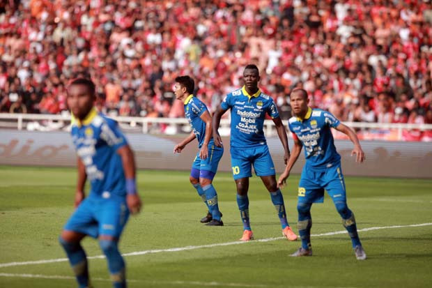 Persib Unggul, Persipura...