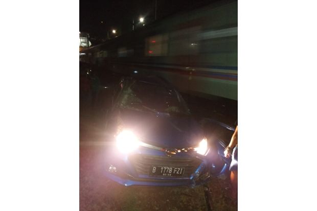 Tabrak Mobil Sigra di...