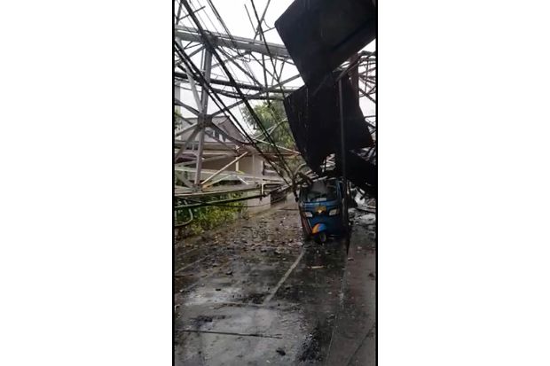 Diguyur Hujan, Menara...