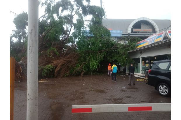 Stasiun Serpong Porak-poranda...