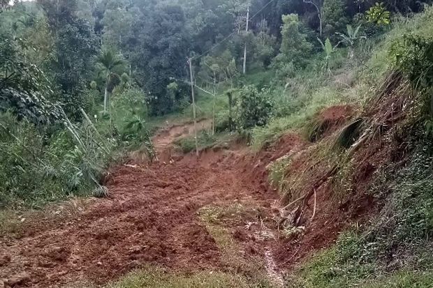 Dua Jembatan Putus Diterjang...