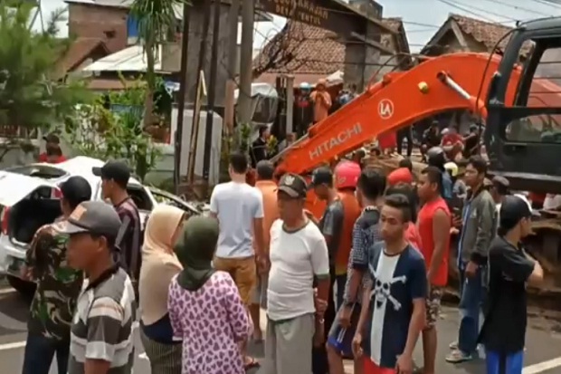 Truk Pengangkut Ekskavator...