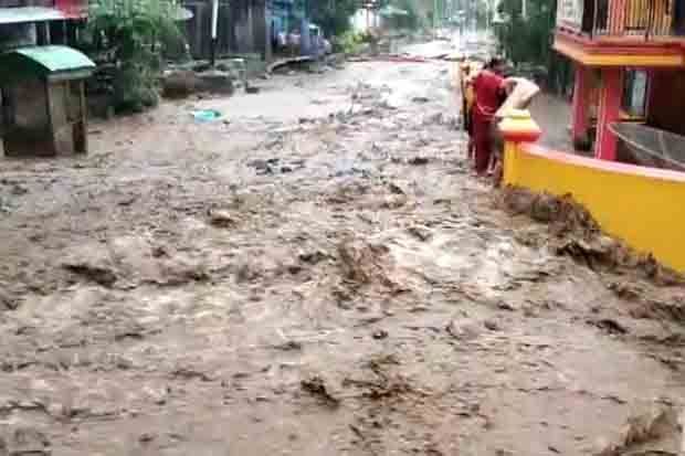 Banjir Bandang Terjang...