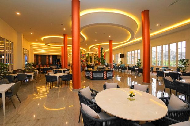 Senyum World Hotel Sajikan...