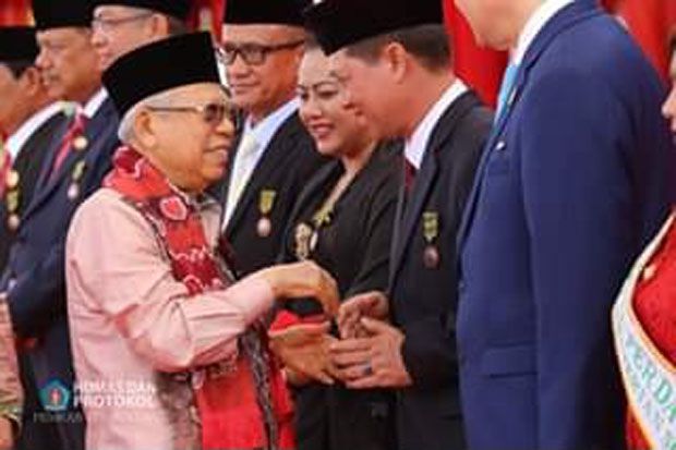 Bupati Suwirta Terima...