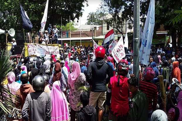 Ratusan Warga Sukoharjo...