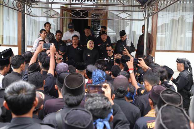 Datangi Pendopo, Ratusan...