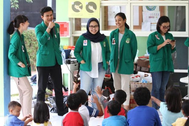 Mahasiswa Unas Berikan...