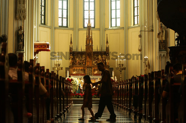 Jelang Misa Natal, Gereja...