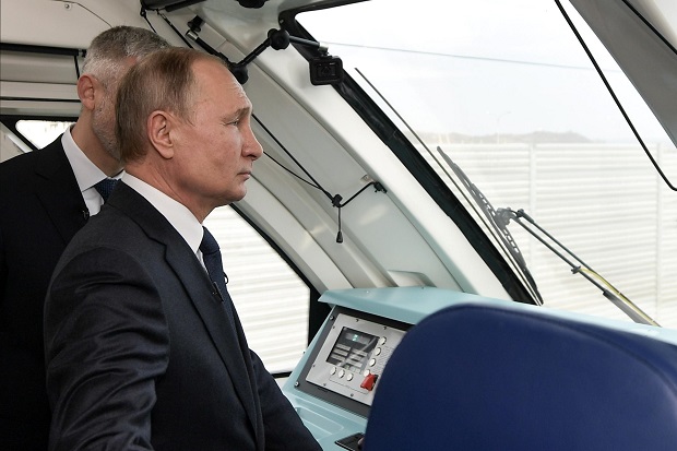 Putin Resmikan Jembatan...