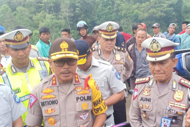 Jenguk Korban Kecelakaan...