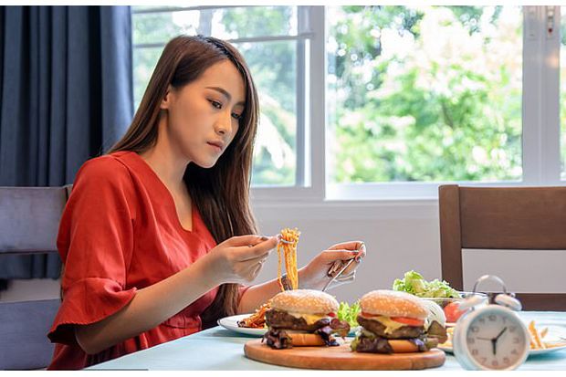 Makan di Atas Jam 6...