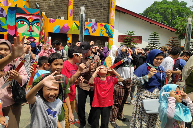 Puncak Gerhana Matahari...