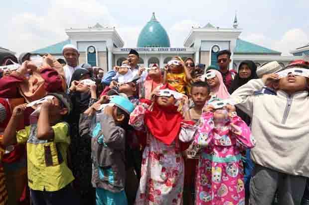 Ribuan Warga Salat Gerhana...