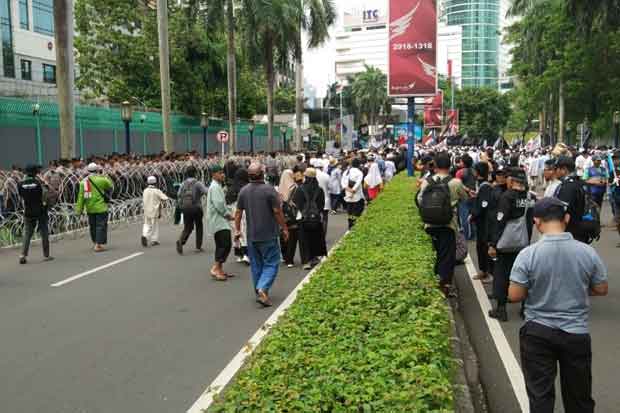 Protes Uighur, Ratusan...