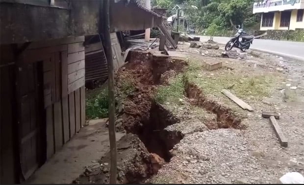 Jalan Rusak Akibat Pergerakan...