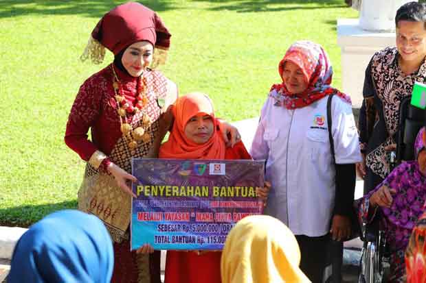 Bupati Pessel Serahkan...