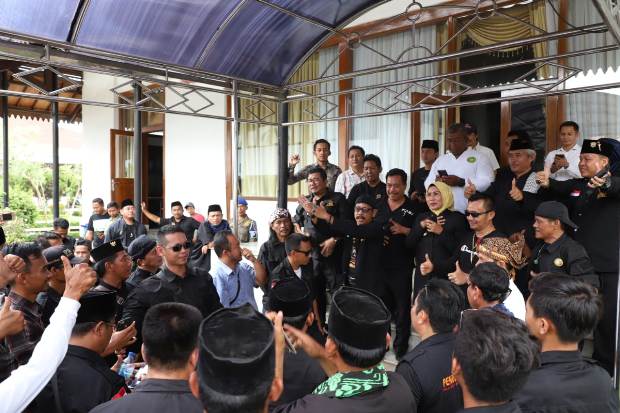 Datangi Pendopo, Ratusan...