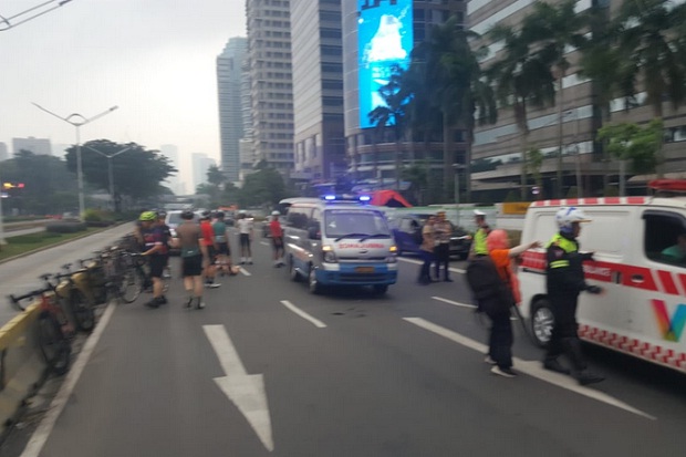 Mobil Seruduk Rombongan...
