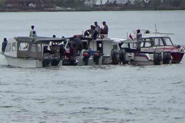 Speed Boat Tabrak Sekoci...
