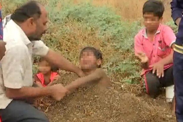 Orangtua di India Kubur...
