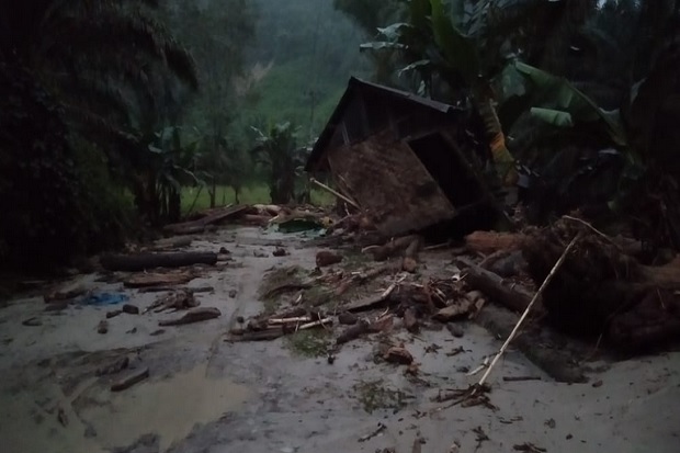 Banjir Bandang Terjang...