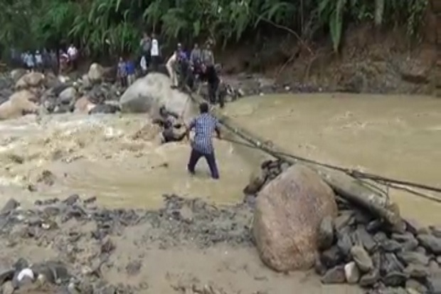 Tinjau Bencana, Bupati...