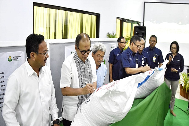 Petrokimia Berbagi dengan...