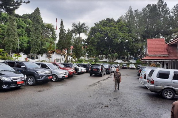 Ratusan Mobil Dinas...