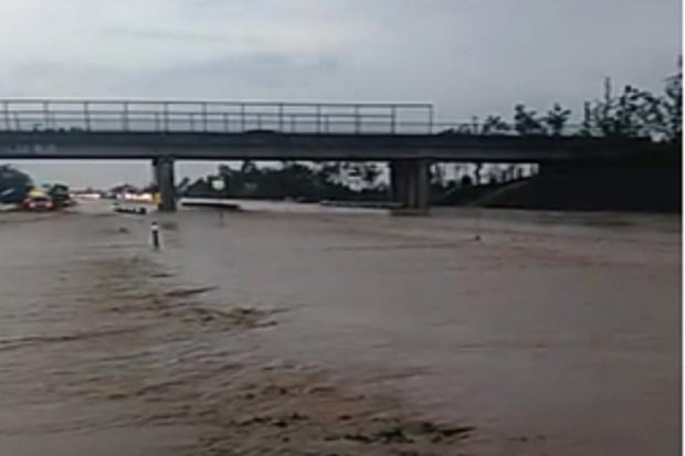 Jalan Tol Cipali Banjir...