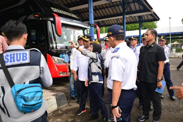 Menhub Kunjungi Terminal...