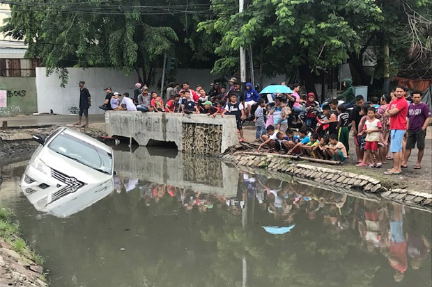 Mobil Nyemplung ke Kali...