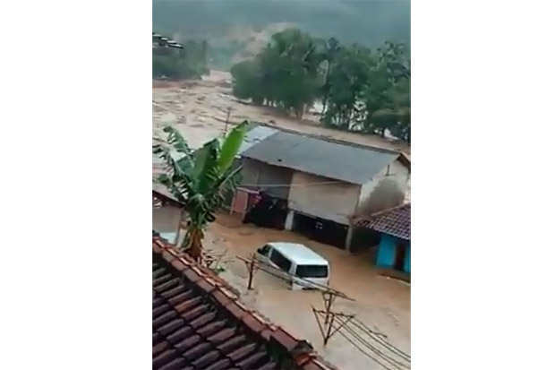 Banjir dan Longsor di...