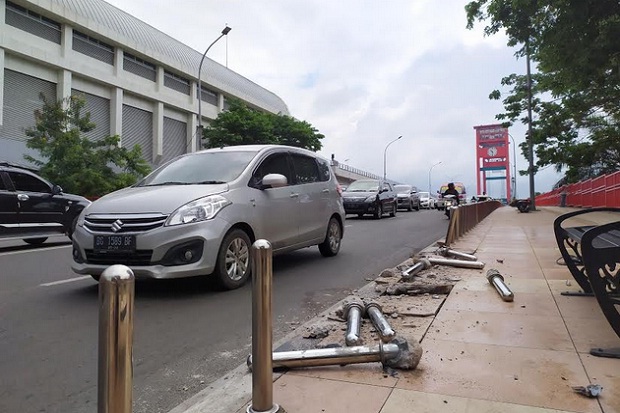 Pagar Pembatas Jembatan...
