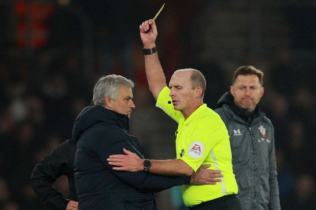 Mourinho Dikartu Kuning,...