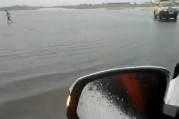 Bandara Halim Banjir,...