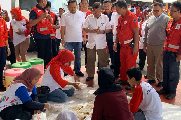 Tinjau Dapur Umum PMI,...