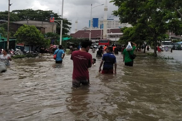 Banjir Masih Tinggi,...