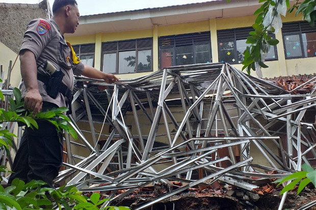 Diterjang Hujan Deras,...